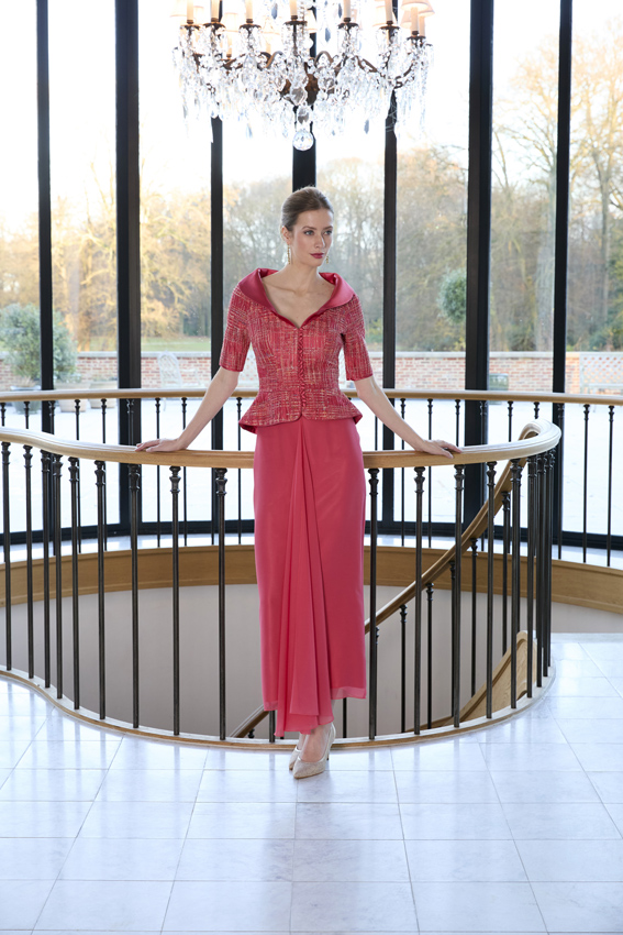 Vêtements de suite en rouge corail