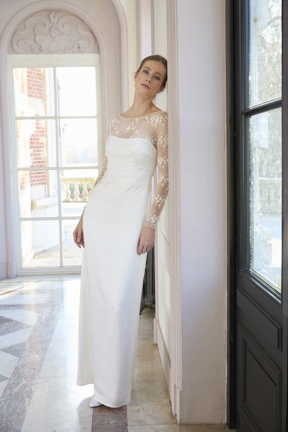 Robe de mariée minimaliste avec manches et haut en dentelle pour plus d'élégance