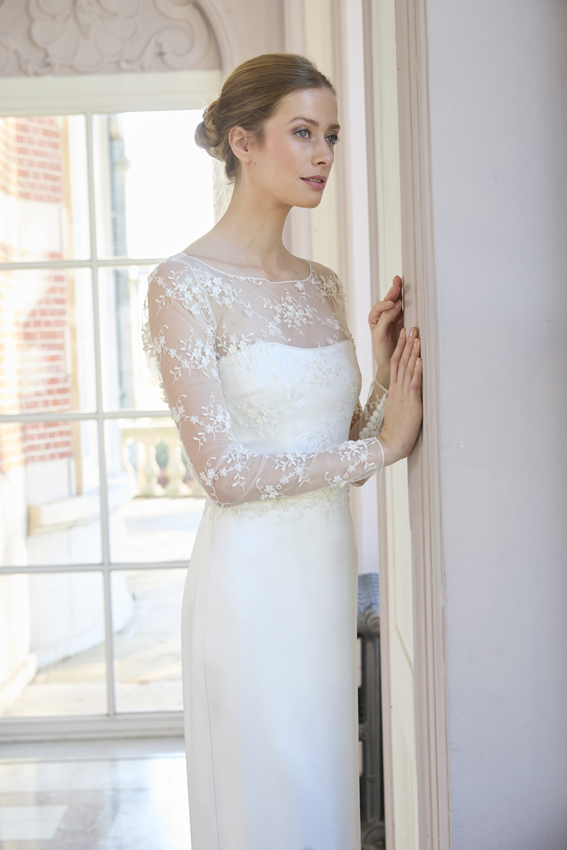 Robe de mariée minimaliste avec manches et haut en dentelle pour plus d'élégance