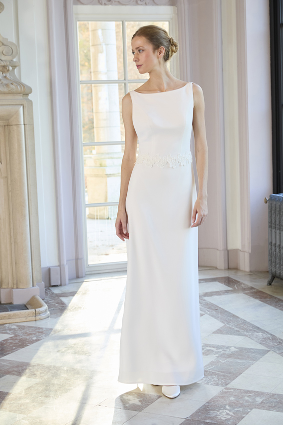 Robe de mariée minimaliste mais extrêmement élégante avec de jolis détails