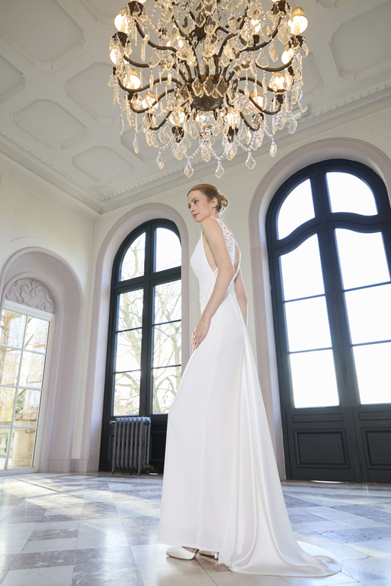 Robe de mariée intemporelle avec dos en dentelle, entièrement sur mesure